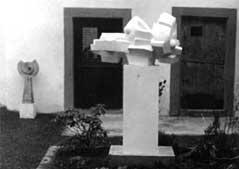 Moderne Plastik vor alten Mauern 1965